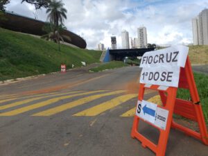 Drive-thru para vacinação contra Covid-19 no estacionamento do Estádio Serra Dourada.