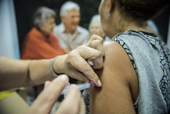 Pessoas com comorbidades deverão apresentar relatório médico para se vacinarem contra a Covid-19