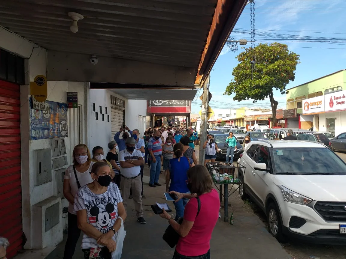 Tentativa de fura-fila, longa espera e aglomeração na terça-feira de vacinação contra a Covid-19