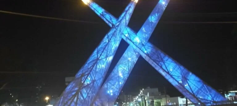 Monumento do Viaduto Latif Sebba fica azul em homenagem ao Dia de Conscientização do Autismo