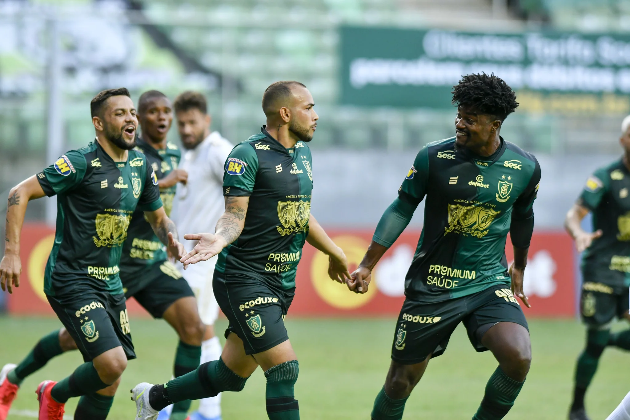 Com 2 gols de pênalti, América vence Cruzeiro de novo e vai à final do Mineiro