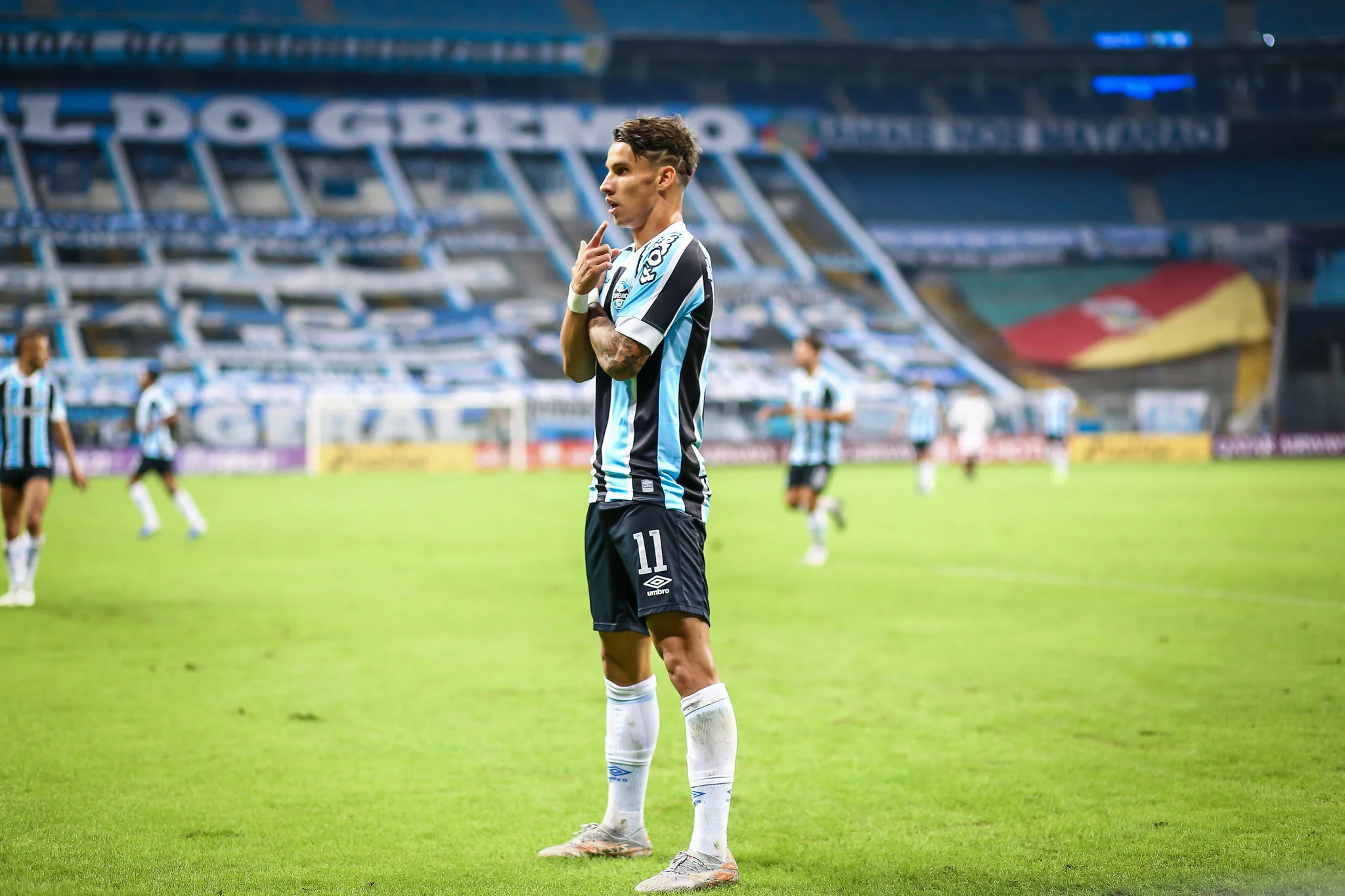 Ferreira brilha, Grêmio vence Lanús e fica a 1 ponto das oitavas da Sul-Americana