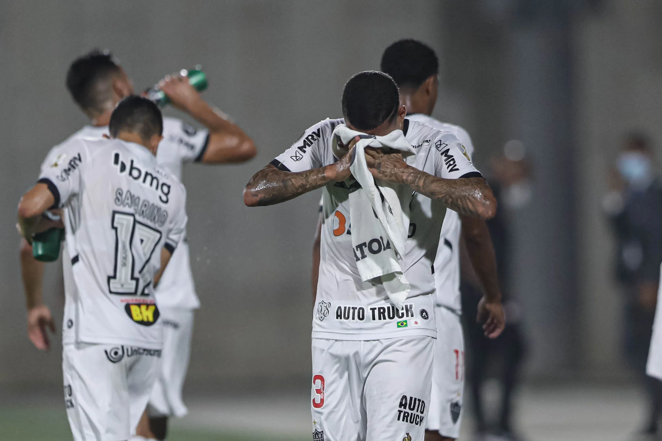 Em jogo marcado por paralisações, Atlético-MG vence na Colômbia e se classifica