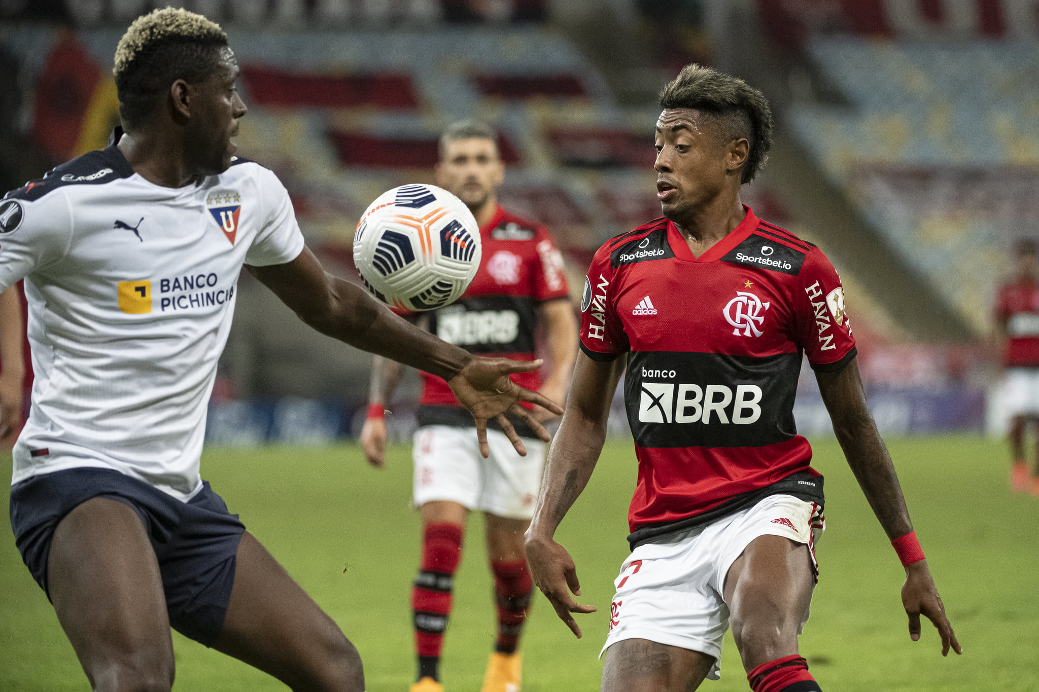 Com um a menos, Flamengo arranca empate com LDU e vai às oitavas da Libertadores