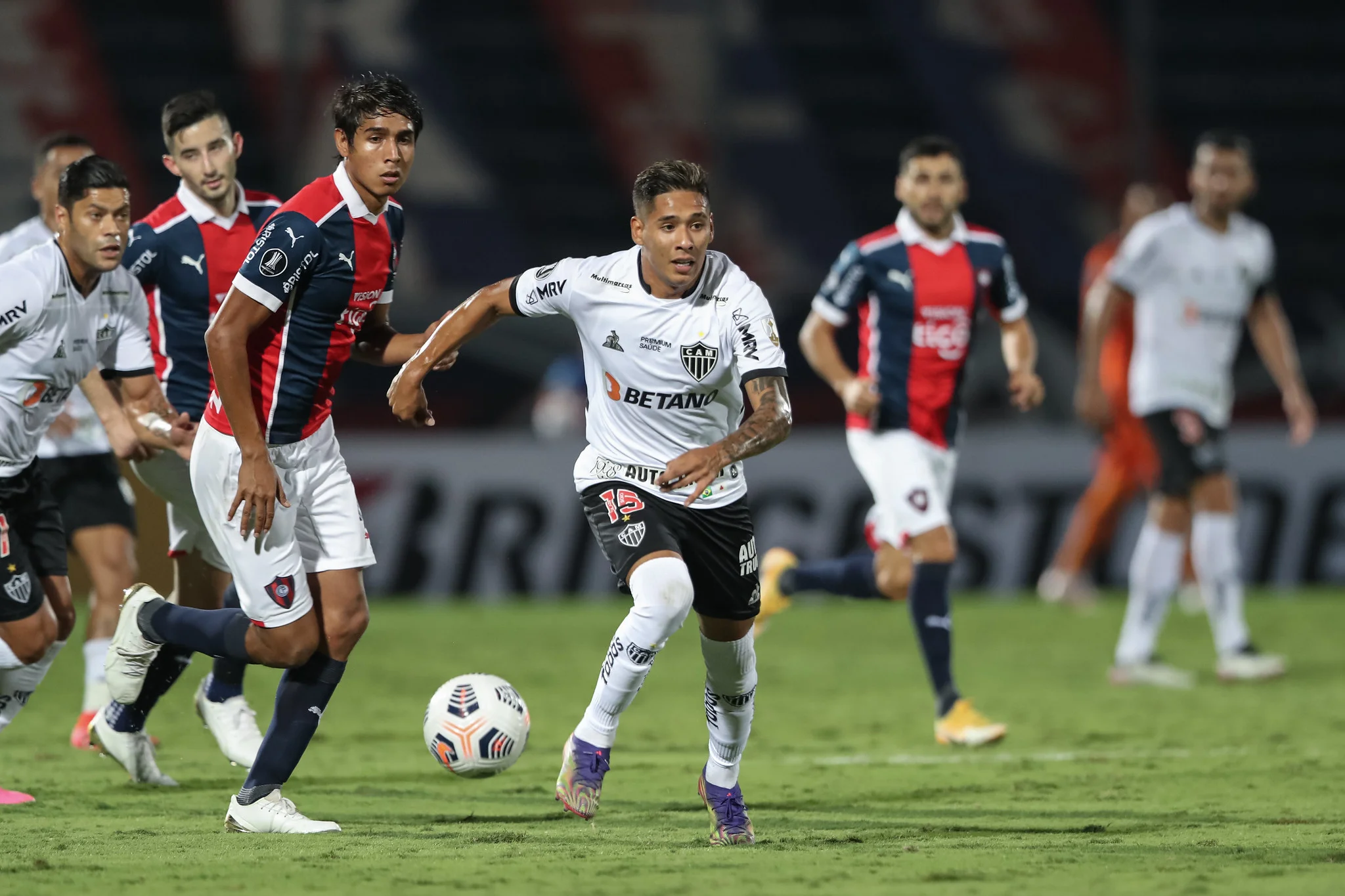 Atlético-MG vence Cerro Porteño no Paraguai e confirma primeira posição do grupo