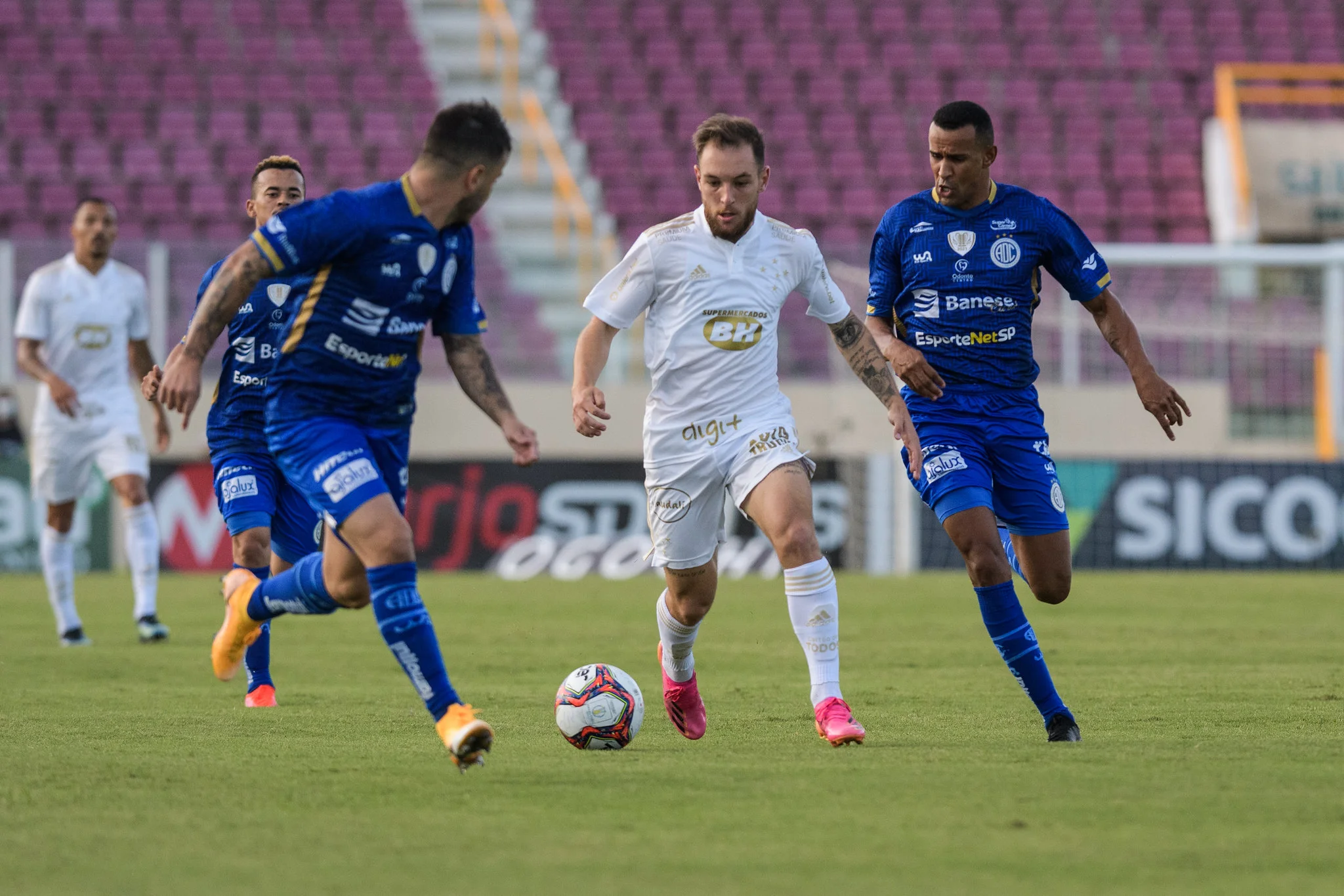 Cruzeiro tem dois expulsos no primeiro tempo e perde na estreia para o Confiança