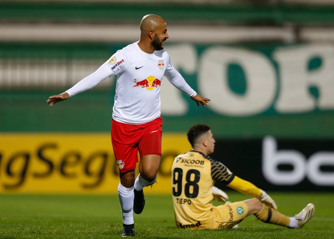 Sem técnico, Chapecoense leva 3 a 0 do Red Bull Bragantino na estreia em casa