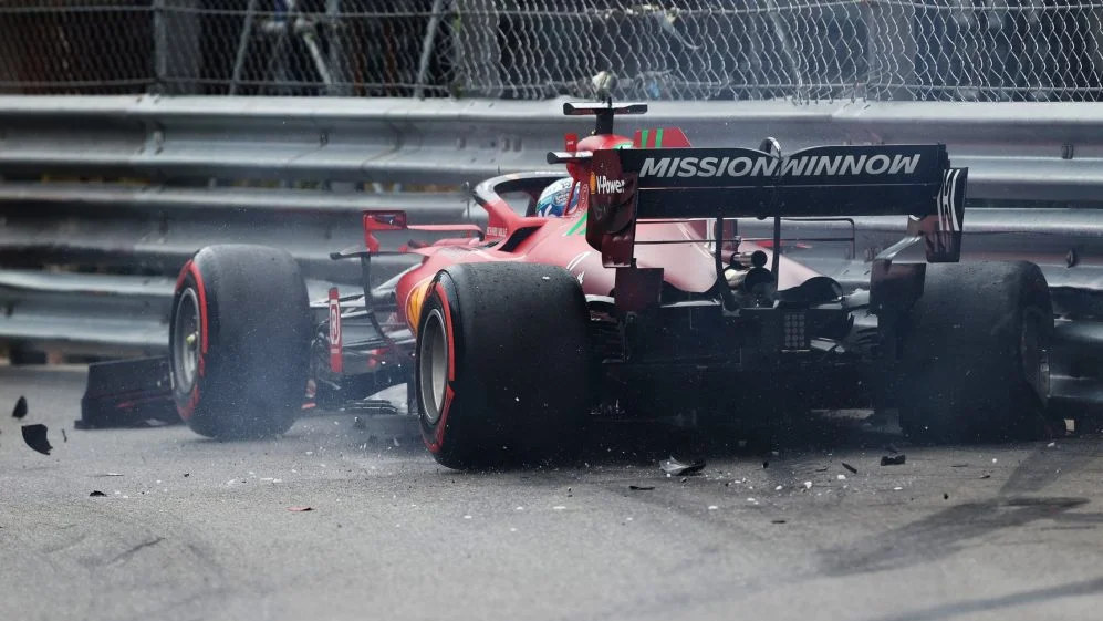 Em casa, Leclerc bate e destrói o carro da Ferrari, mas faz pole no GP de Mônaco