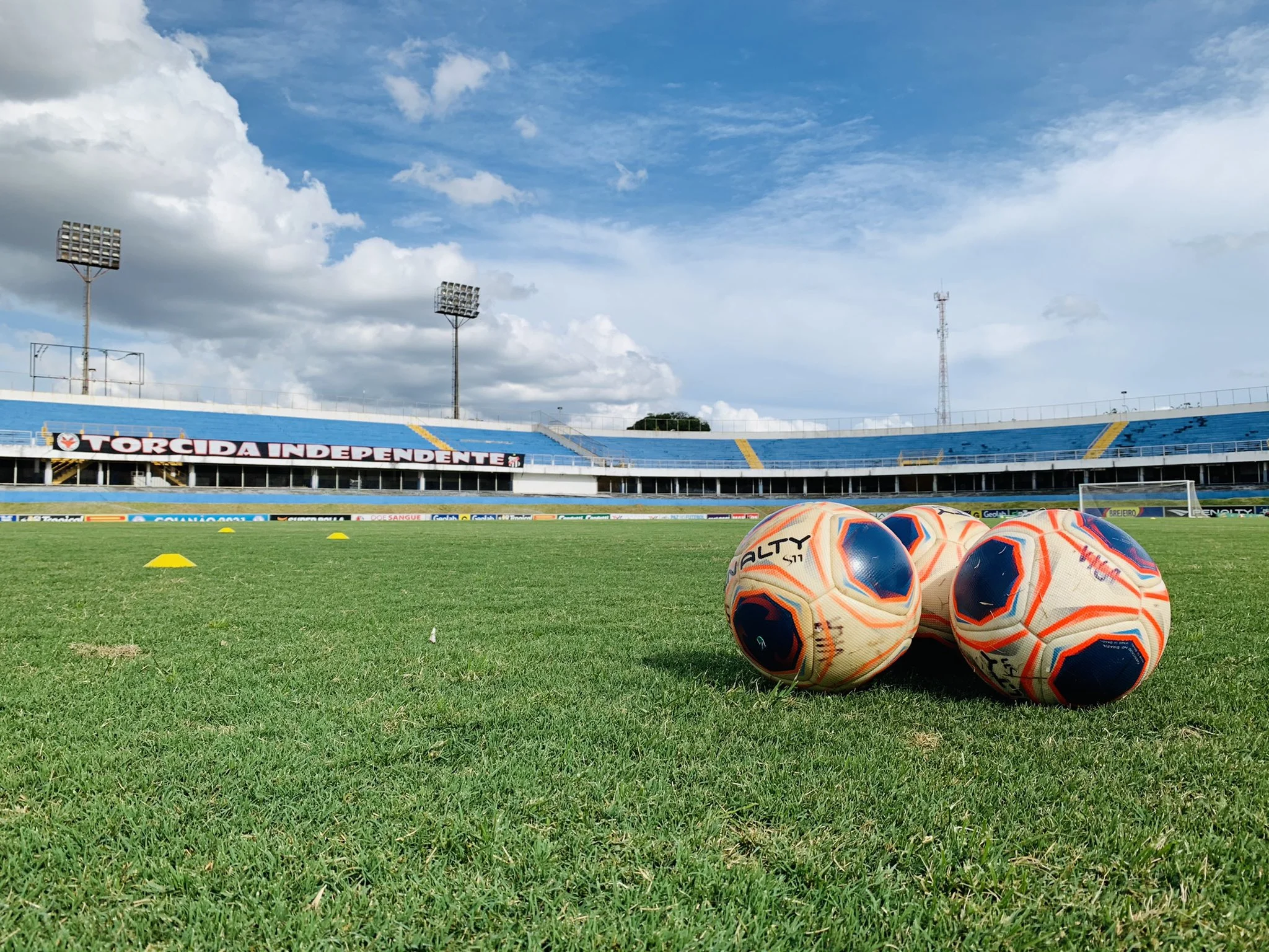 Grêmio e Vila Nova começam decisão do Goianão no Jonas Duarte