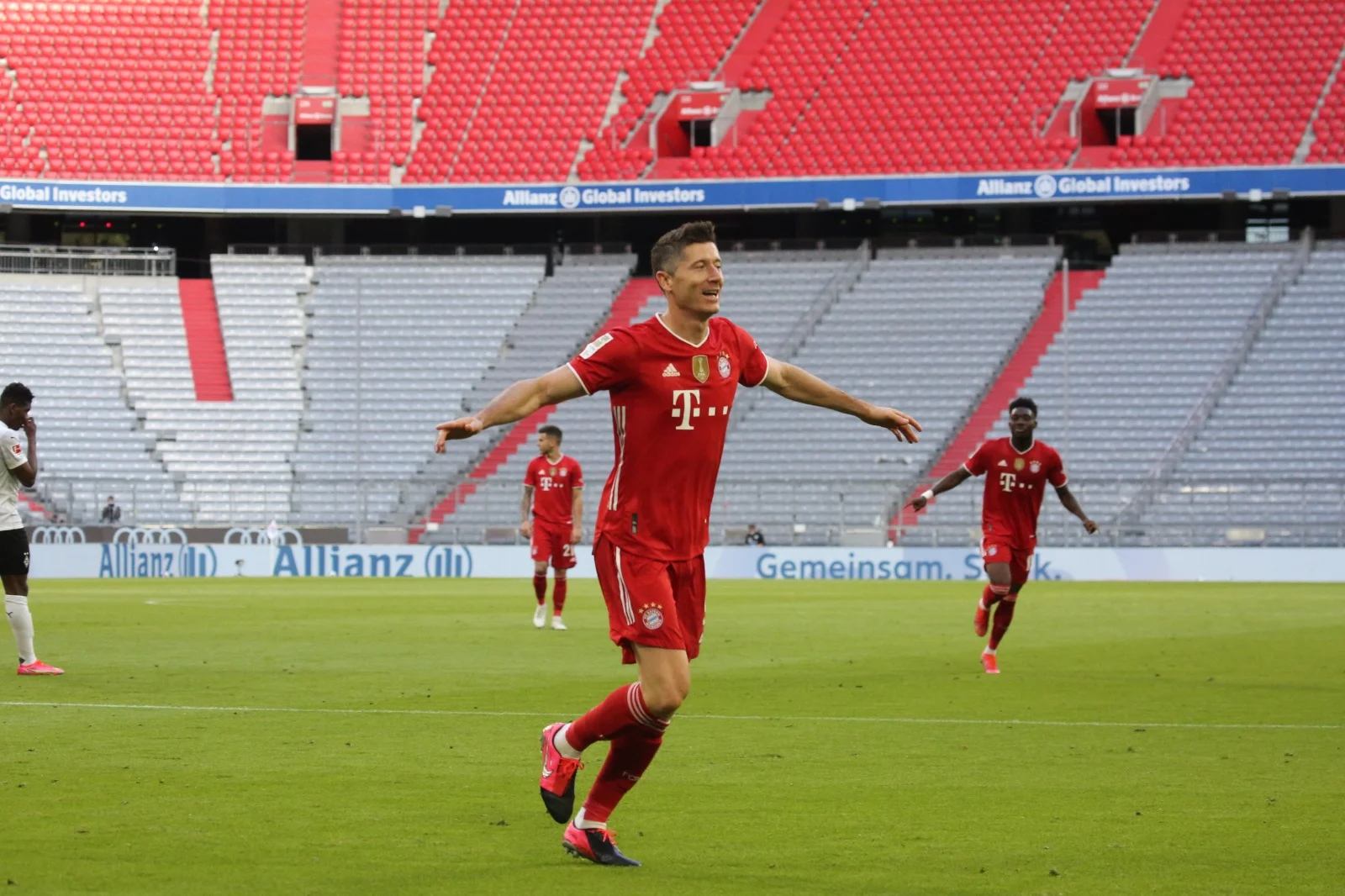 Bayern confirma 31º título com goleada de 6 gols e três de Lewandoswki