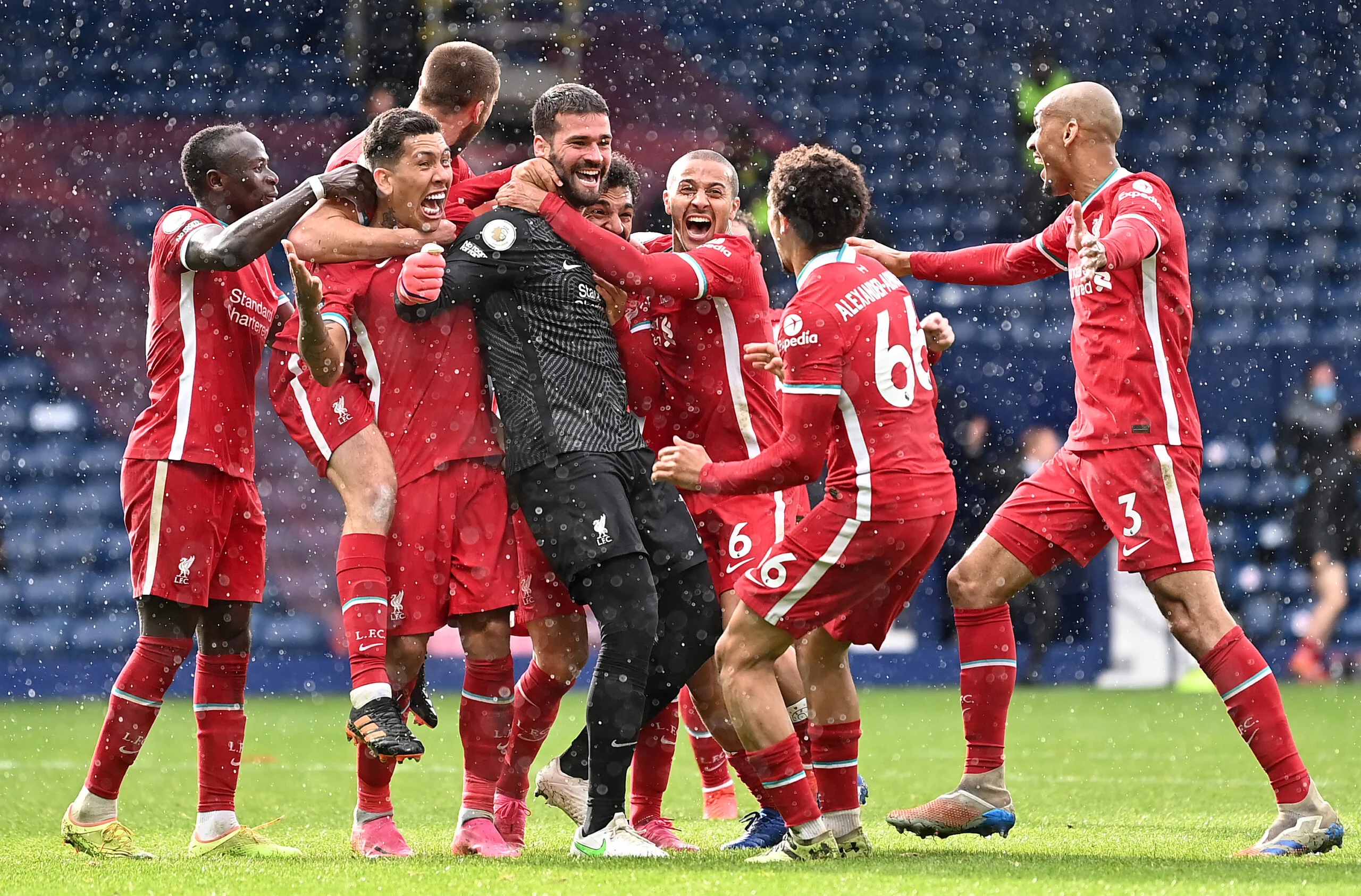 Alisson faz gol de cabeça e deixa Liverpool vivo na briga pela Liga dos Campeões