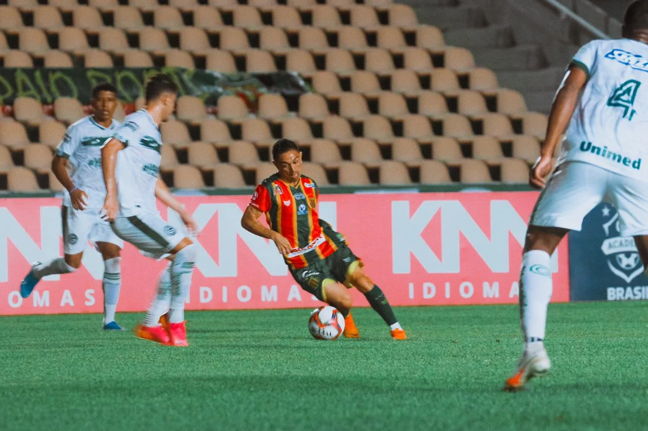 Atacantes passam em branco e Goiás empate em estreia na Série B do Brasileirão