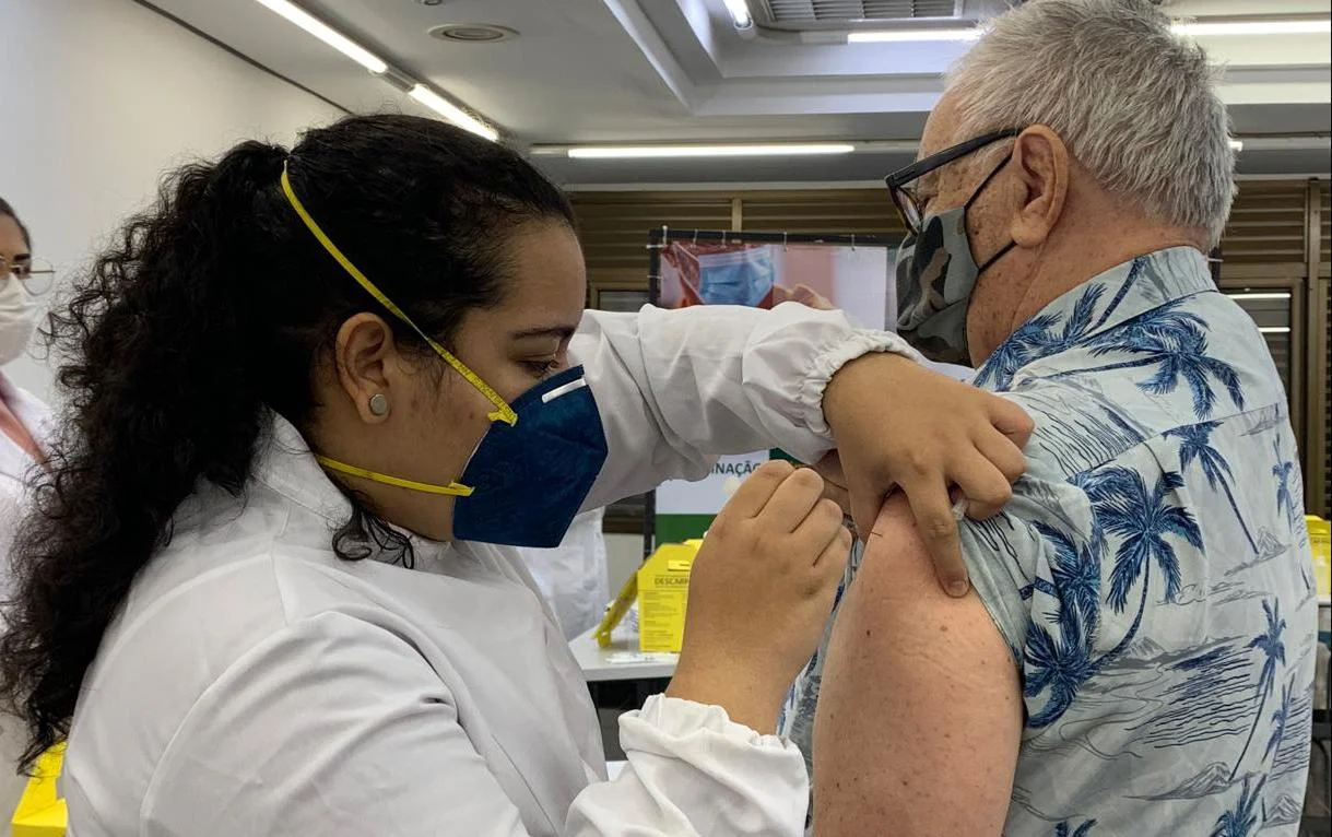 Após receber novas doses, Goiânia amplia vacinação para pessoas com mais de 50 anos