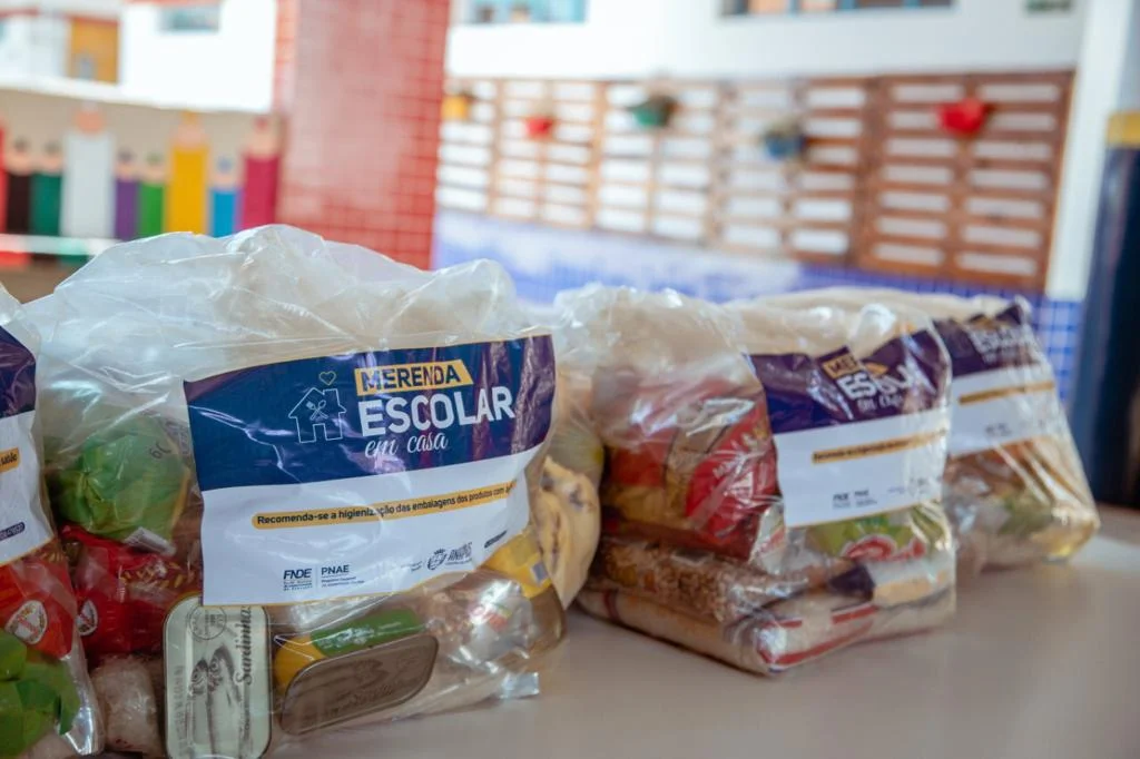 Alunos da rede municipal de educação de Anápolis recebem kits alimentação