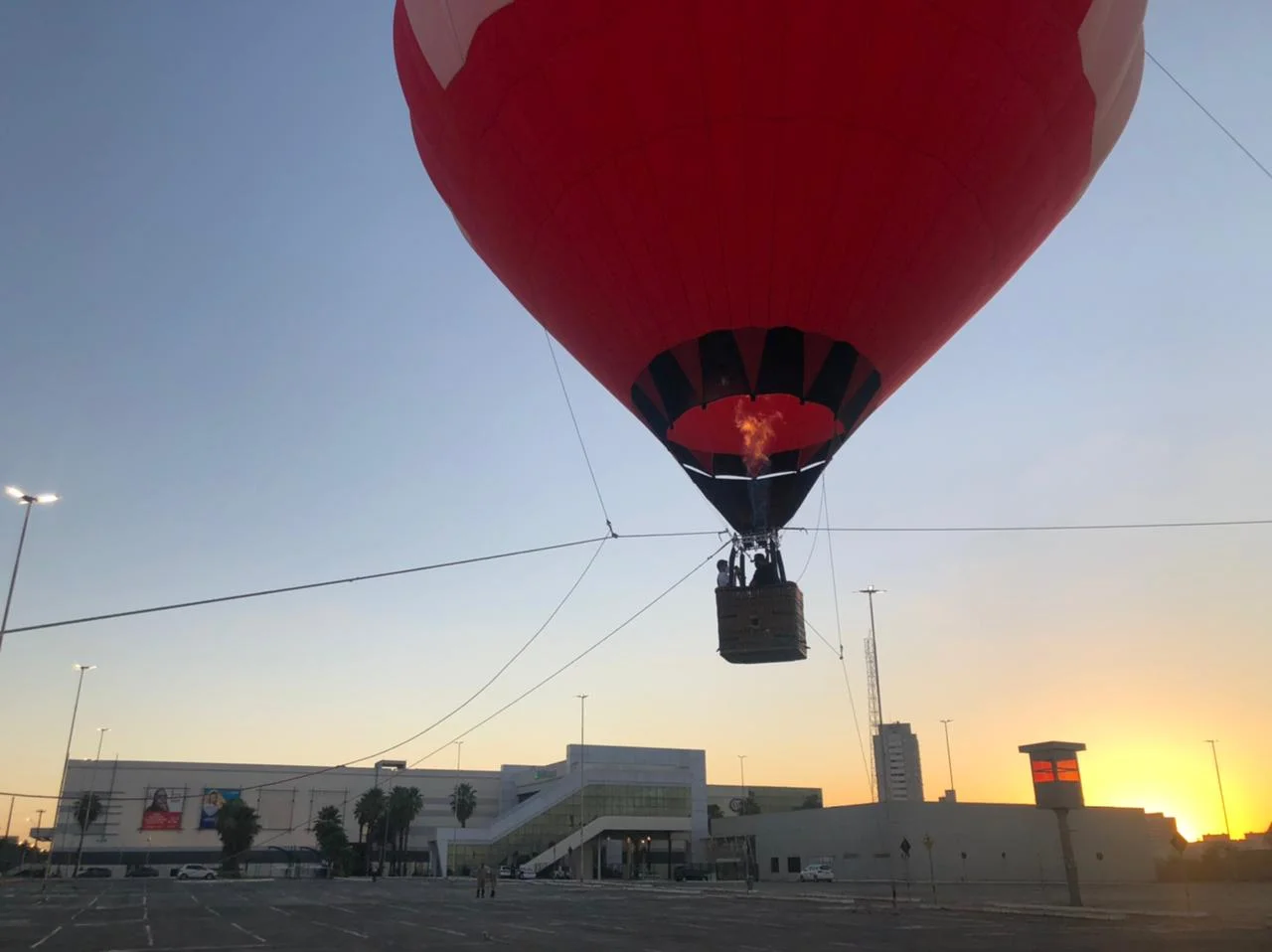 Primeiro shopping de Aparecida comemora 25 anos promovendo voo de Balão pelo céu da cidade