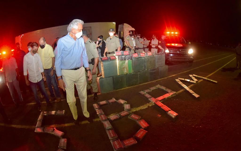 O governador Ronaldo Caiado agradece policiais que realizaram, na tarde desta quarta-feira (19/05), em Itumbiara, uma das maiores apreensões de pasta base de cocaína em rodovias federais que cortam Goiás