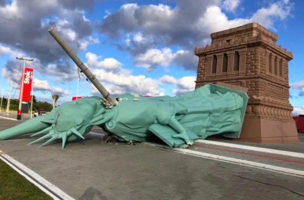 Ventania derruba estátua da Havan no Rio Grande do Sul