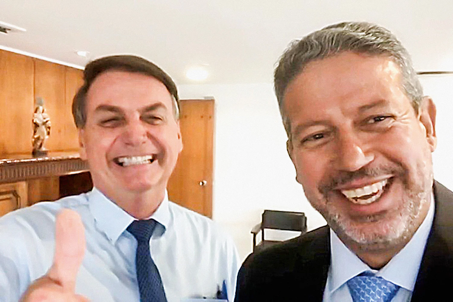 Arthur Lira concede aposentadora de R$ 30 mil a Bolsonaro