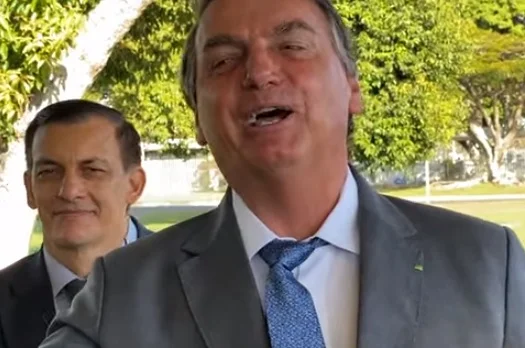 Bolsonaro e Queiroz ironizam covid-19 e fazem mesma piada sobre morte de Lázaro