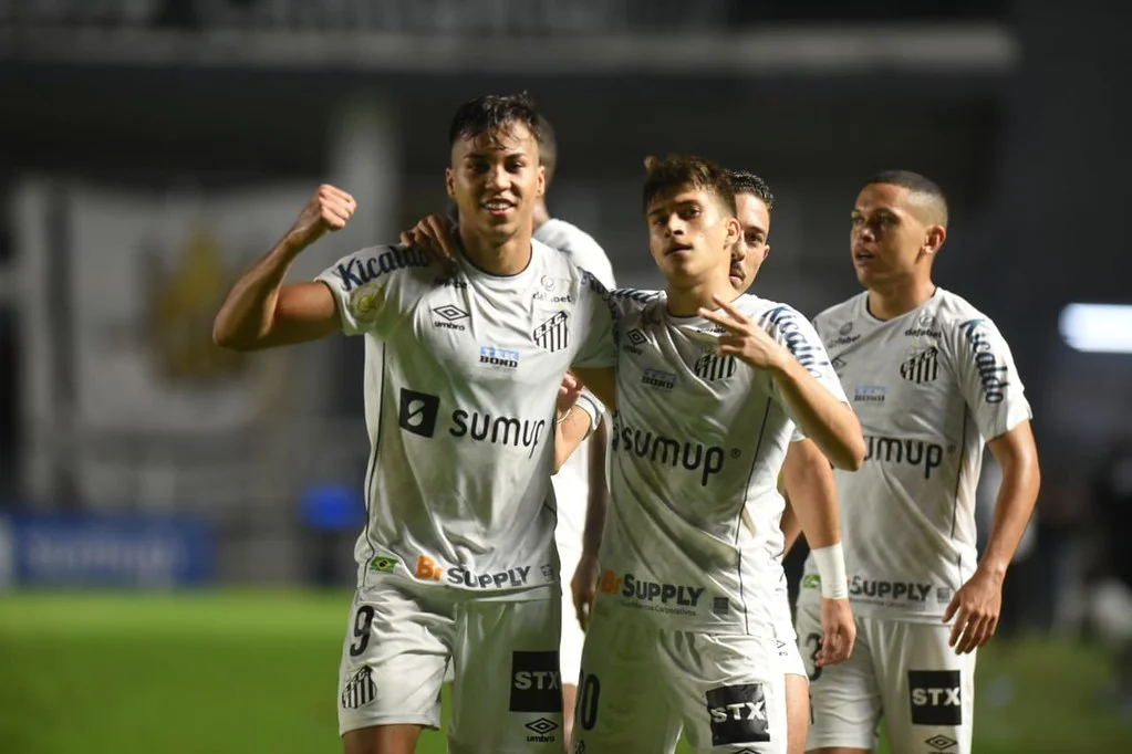 Santos faz três no Ceará e celebra a primeira vitória no Campeonato Brasileiro