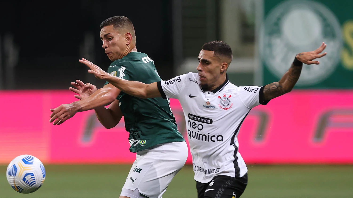 Palmeiras sai na frente, mas recua e sofre o empate do Corinthians