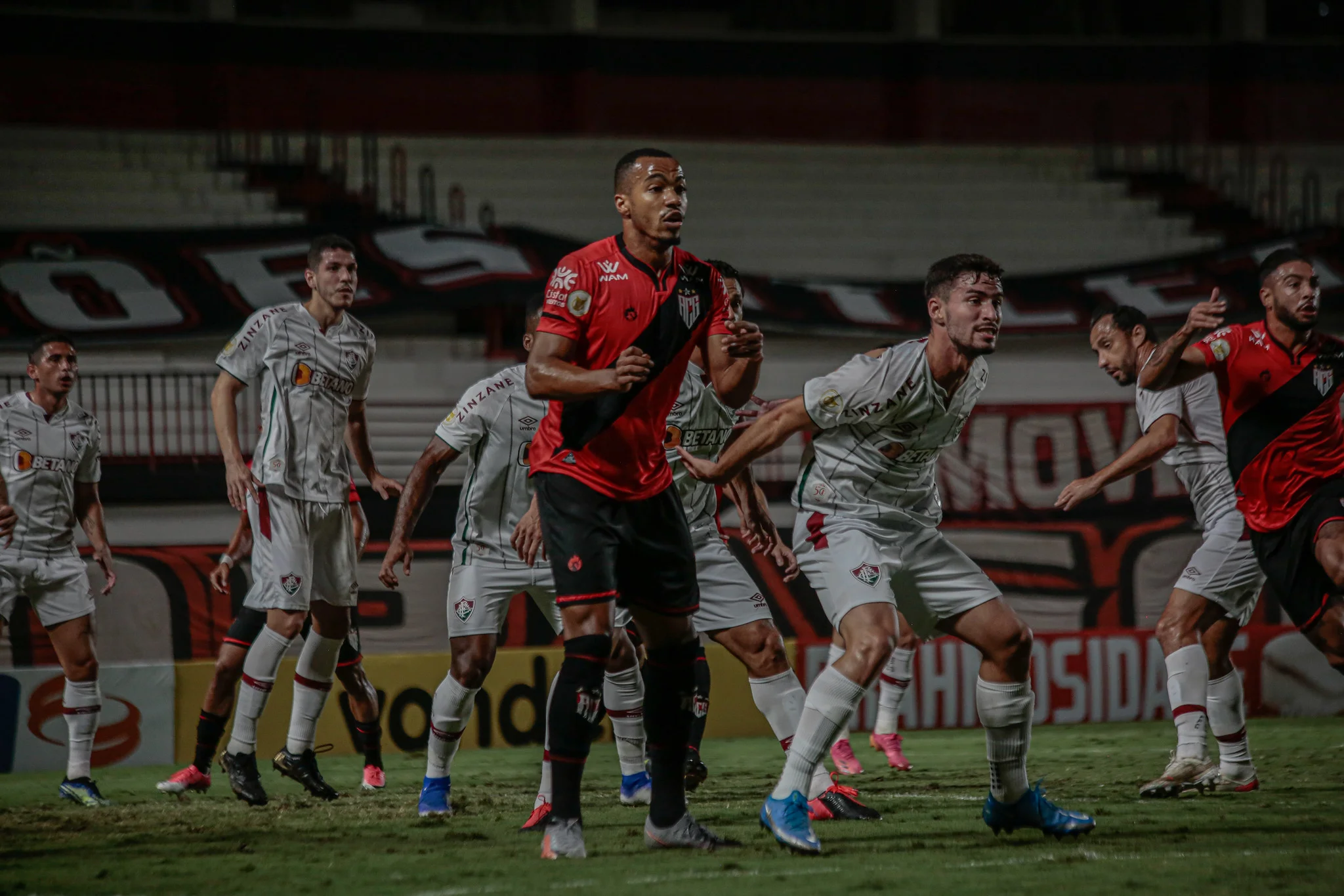 Atlético-GO joga bem, supera Fluminense e encosta no G-4 do Brasileirão