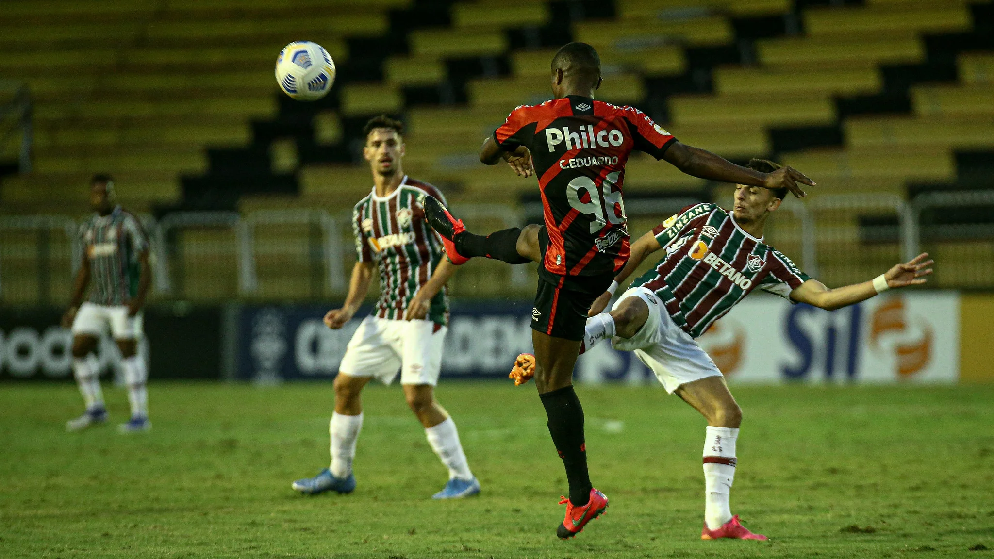 Athletico-PR vira, goleia Fluminense em Volta Redonda e segue vice-líder