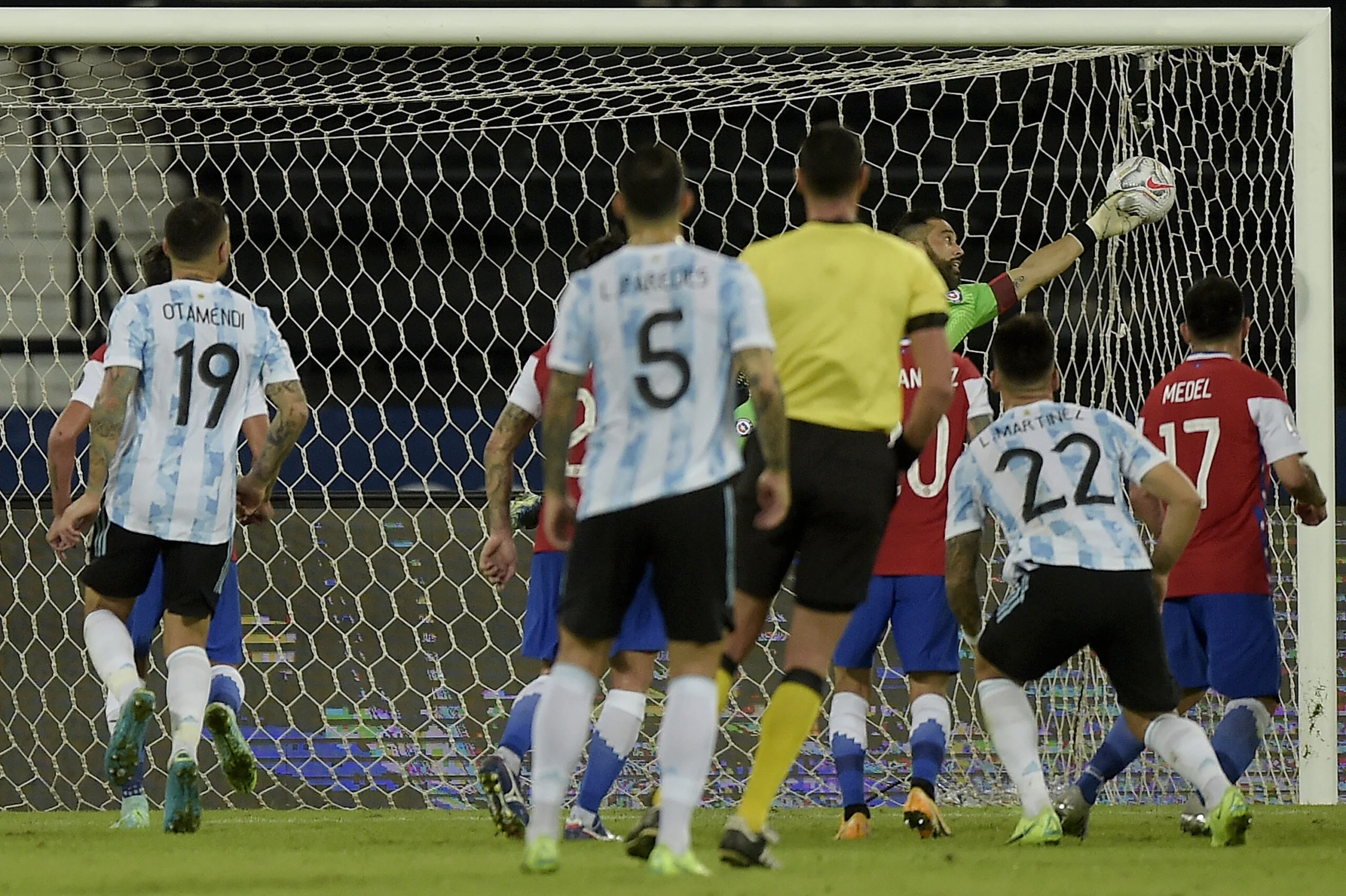 Em estreia na Copa América, Argentina vacila e empata de novo com o Chile