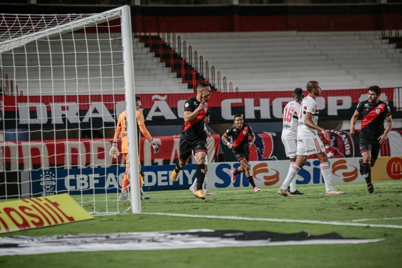 Atlético-GO vence São Paulo no Accioly e assume liderança da Série A