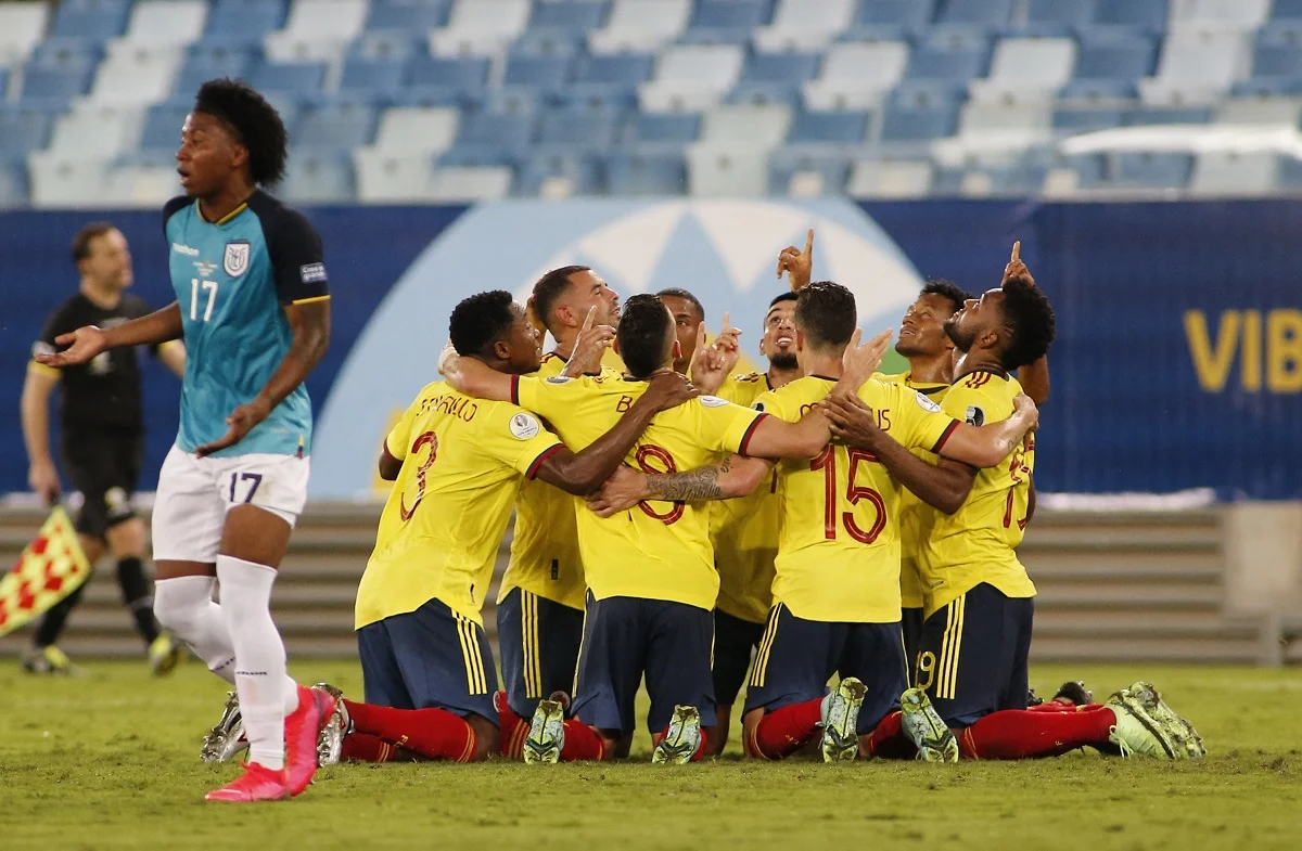 Colômbia faz belo gol em jogada ensaida, vence Equador e cola no Brasil