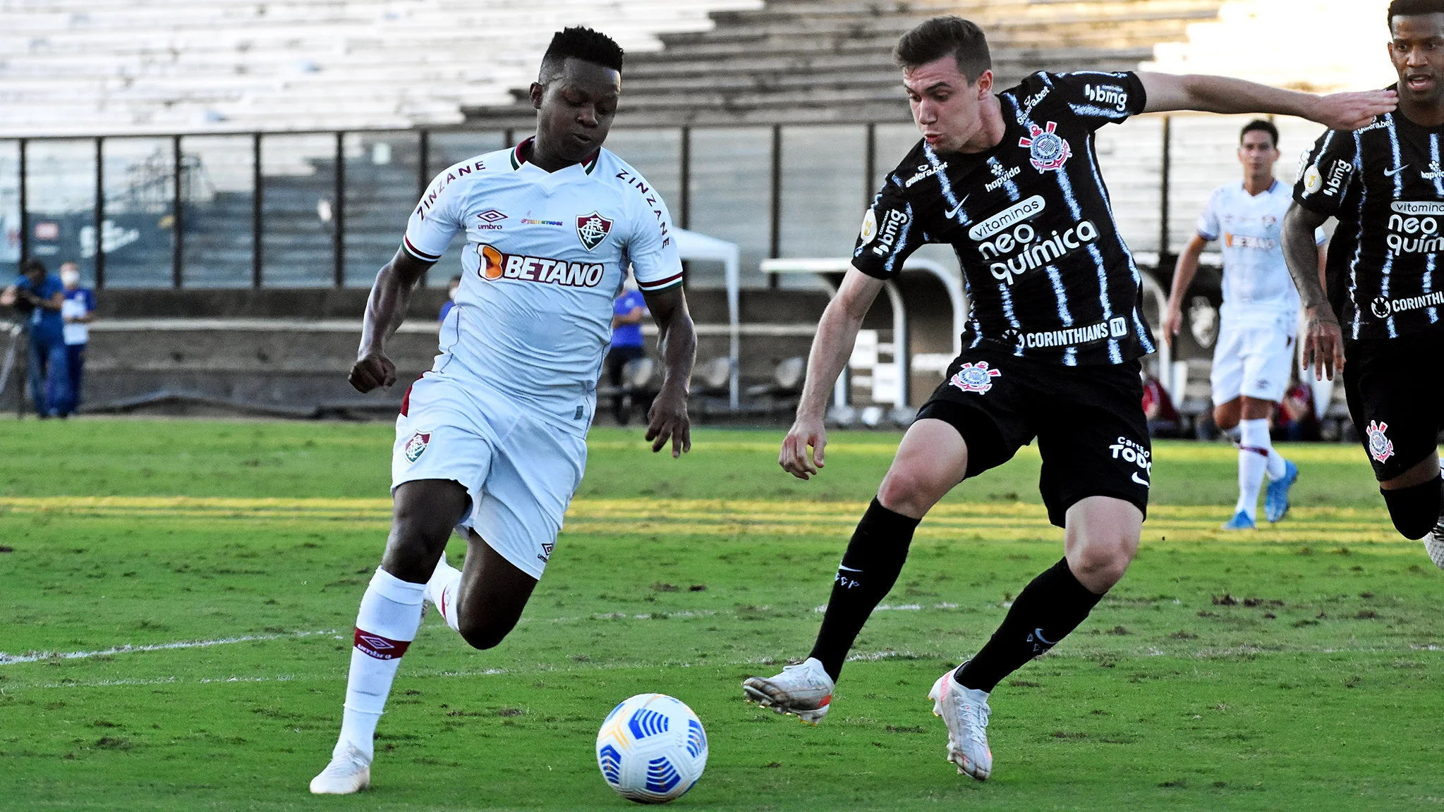 Com um a menos, Fluminense busca empate com o Corinthians em São Januário