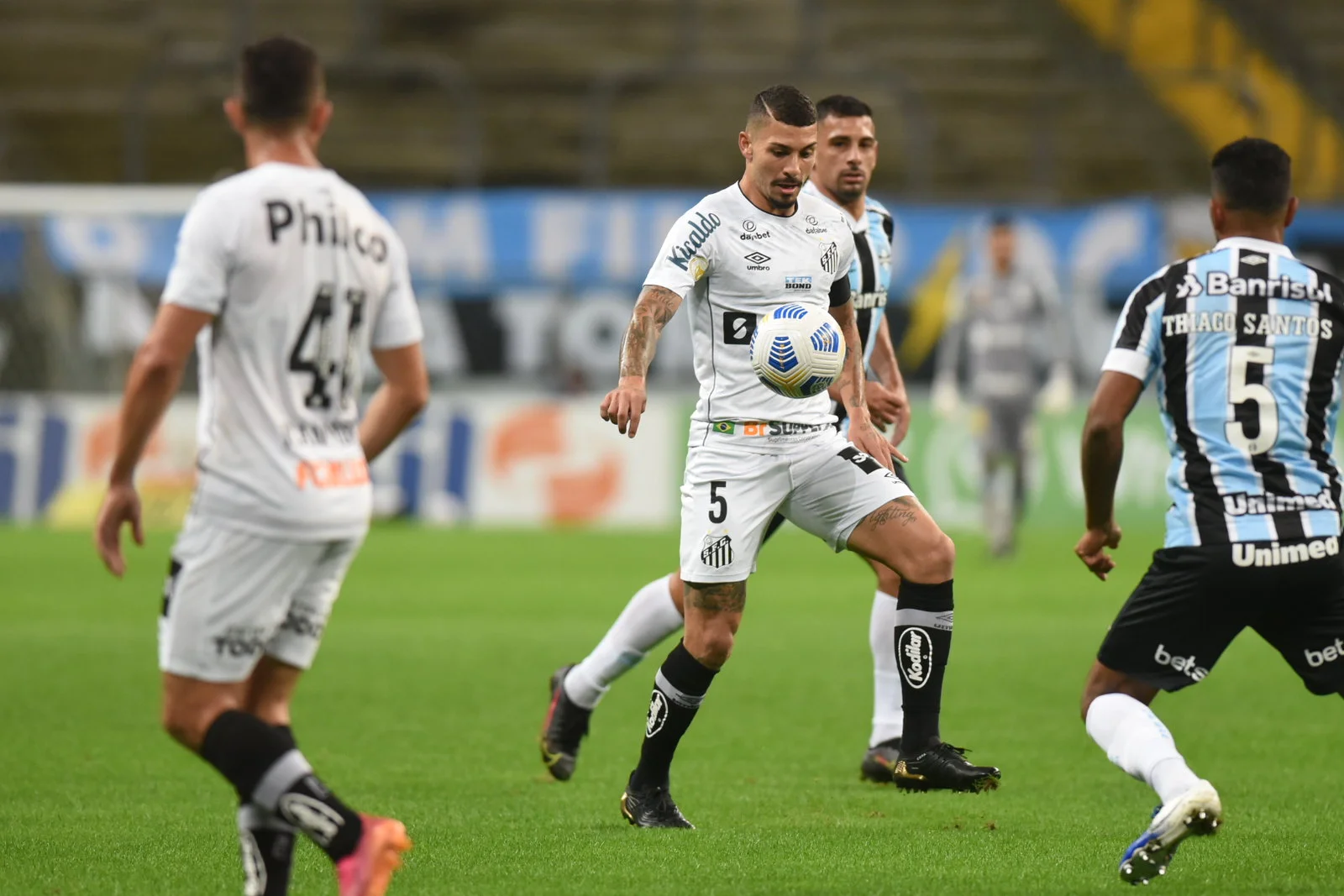 Santos falha na defesa, mas arranca empate com o Grêmio fora de casa