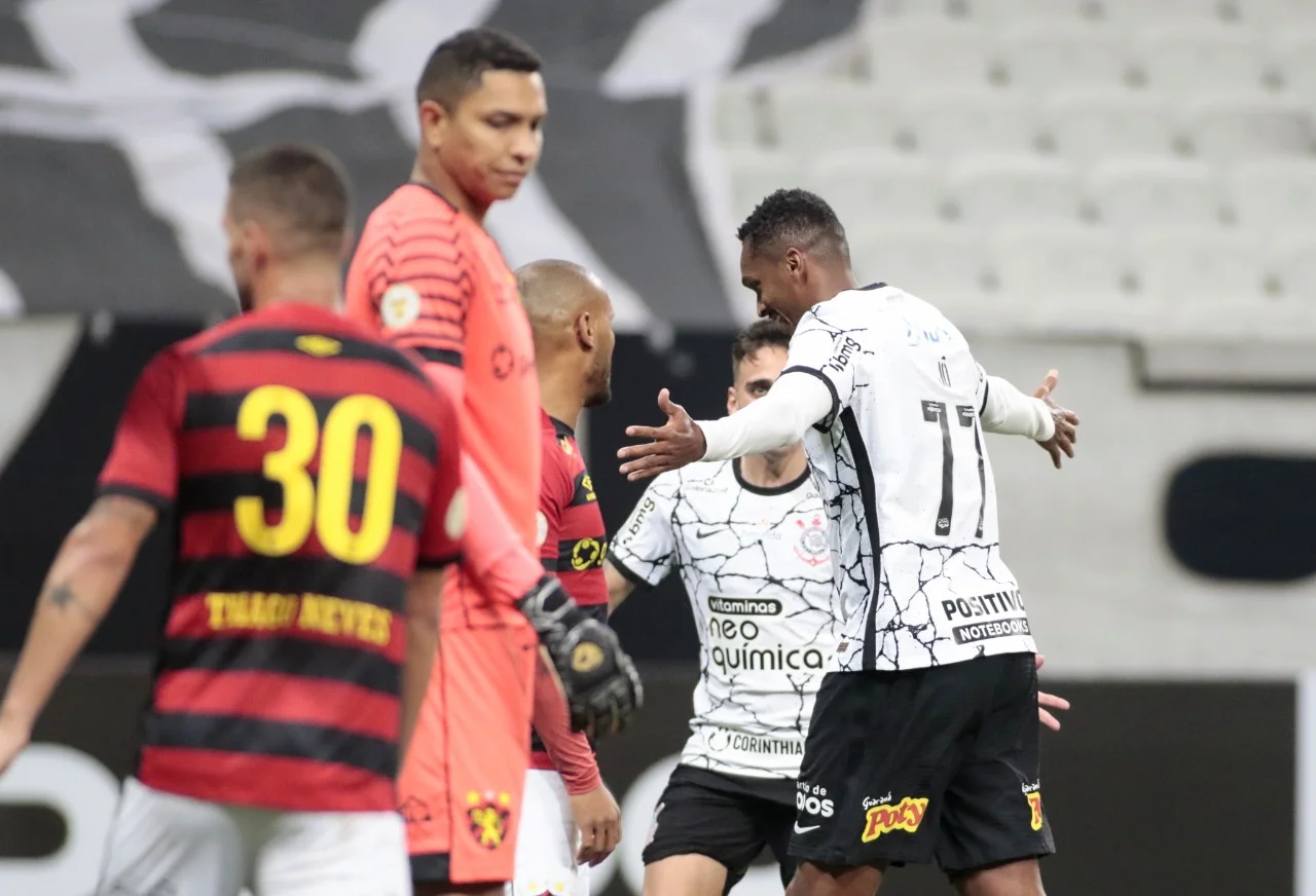 Jô marca e Corinthians vence a primeira com Sylvinho na Neo Química Arena