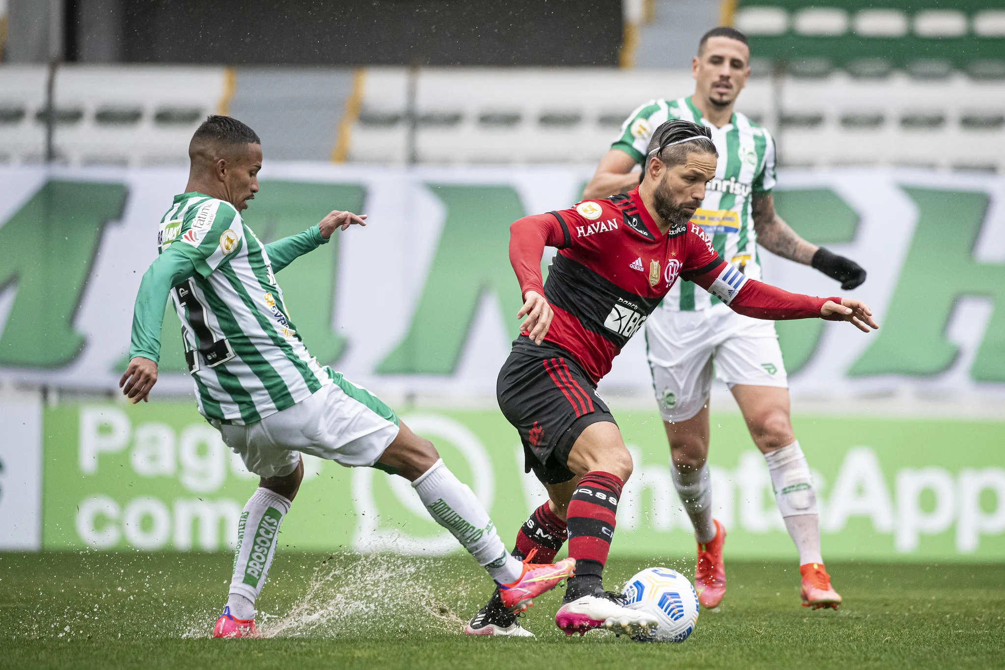 Flamengo sofre com gramado encharcado e perde para o Juventude em Caxias do Sul