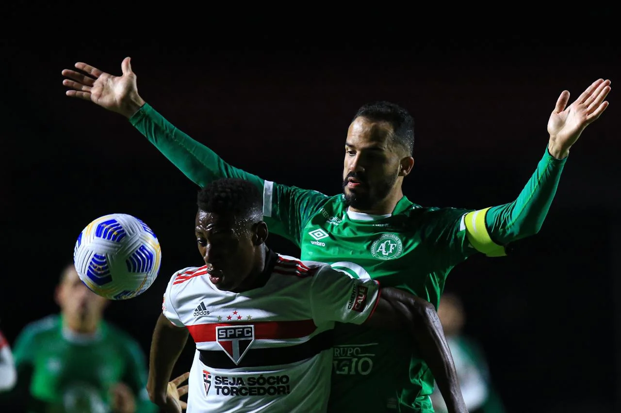 Com dez, São Paulo cede empate à Chapecoense e segue sem vencer no Brasileirão