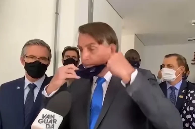 Bolsonaro tira a máscara e manda jornalista calar a boca durante entrevista em SP