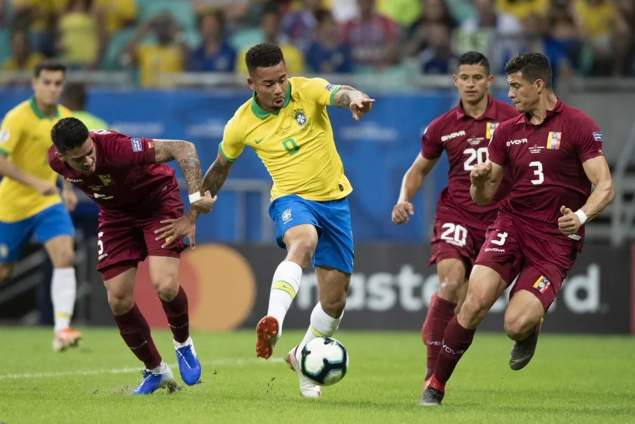 Após polêmica e questionamentos, seleção abre Copa América contra a Venezuela