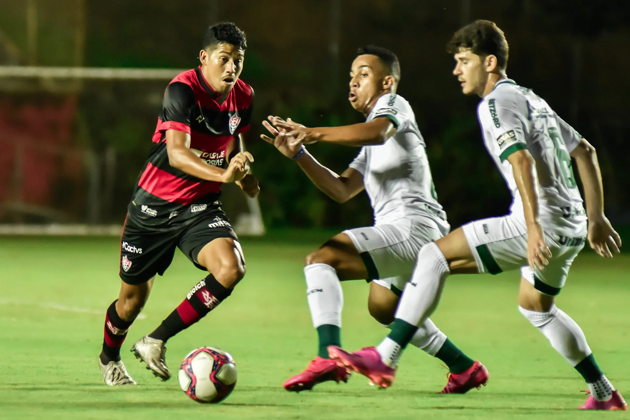 Goiás deixa escapar no final a primeira vitória fora de casa no Campeonato Brasileiro