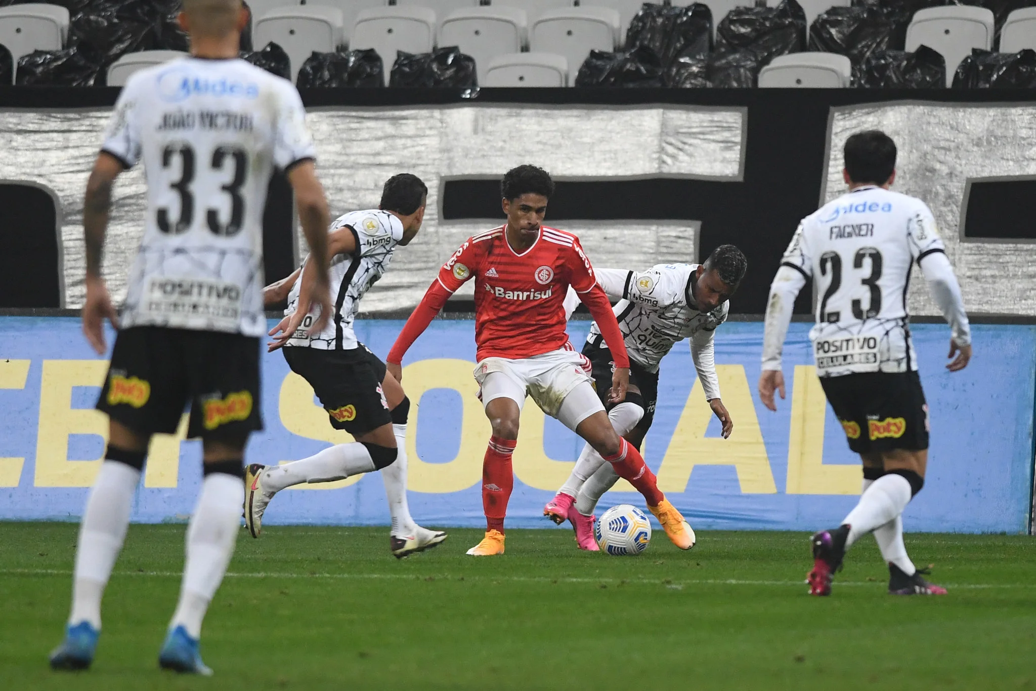 Corinthians e Internacional empatam por 1 a 1 em jogo com pênalti polêmico