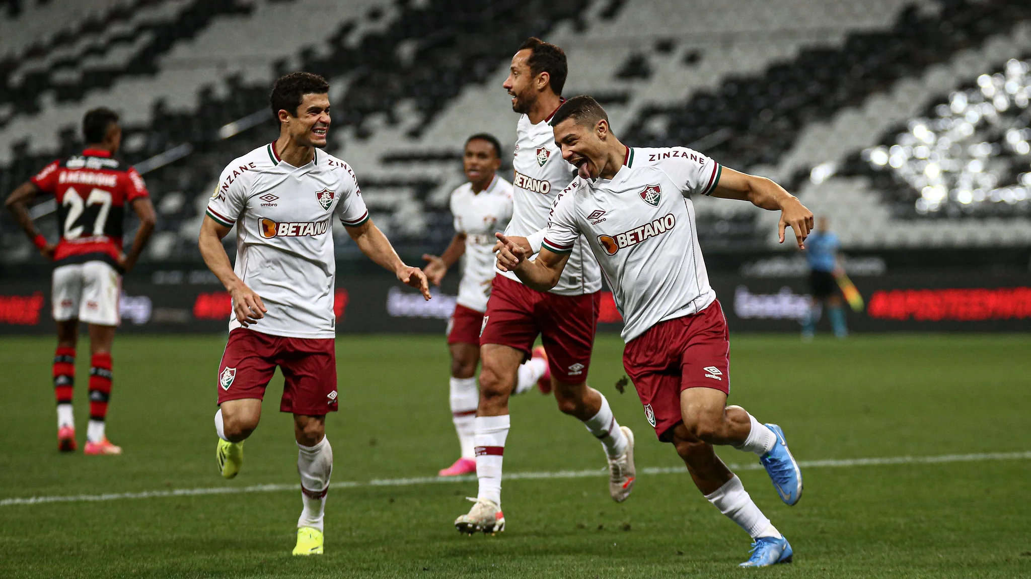 Em São Paulo, Fluminense usa contra-ataque e vence o Flamengo com gol no final