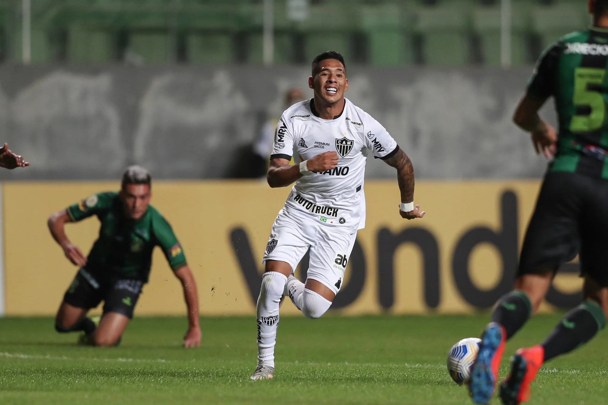 Dylan Borrero sai do banco e dá a vitória ao Atlético no clássico mineiro