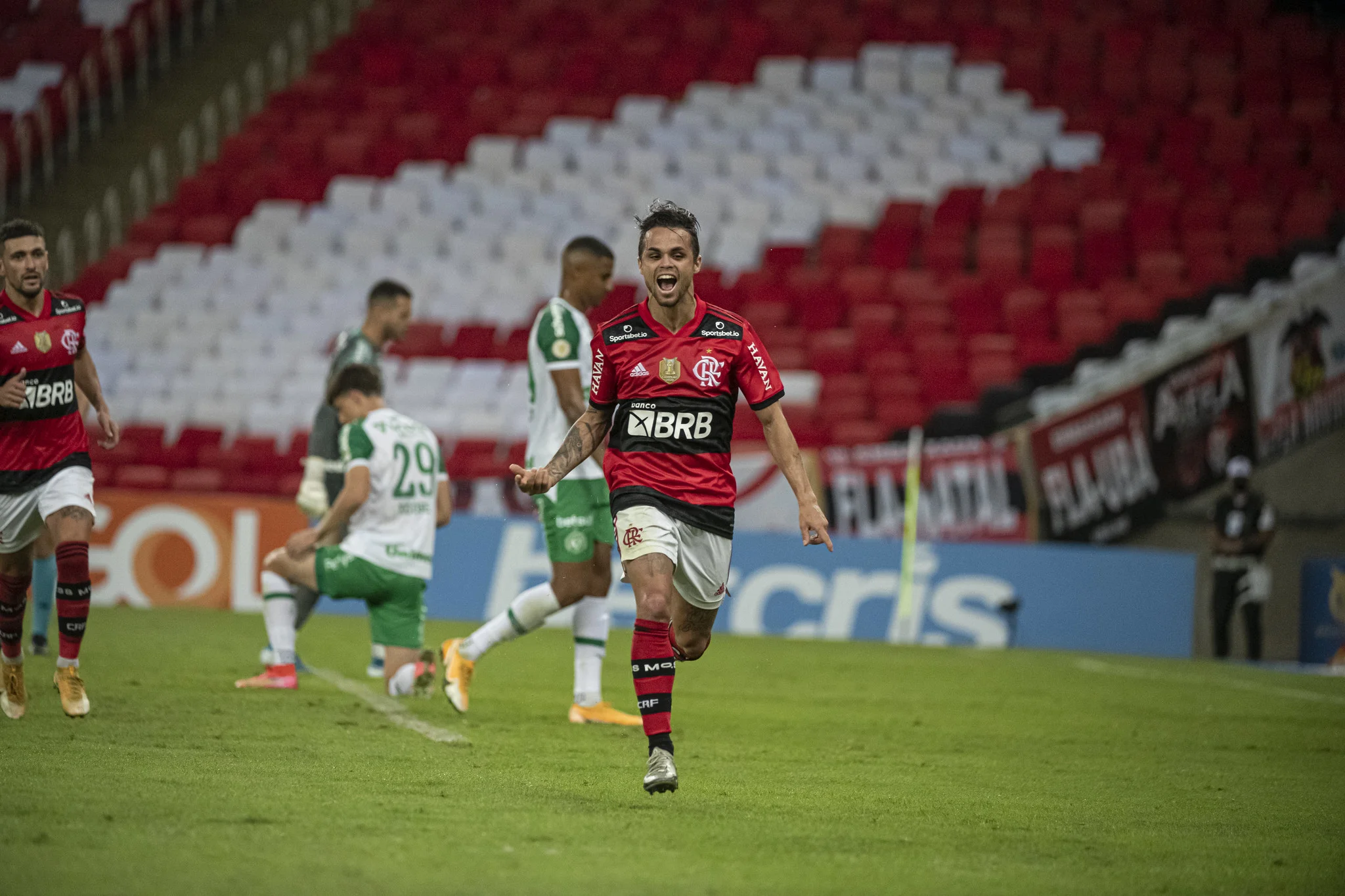 Com Renato Gaúcho de olho, Flamengo vence a Chapecoense, de virada, no Maracanã