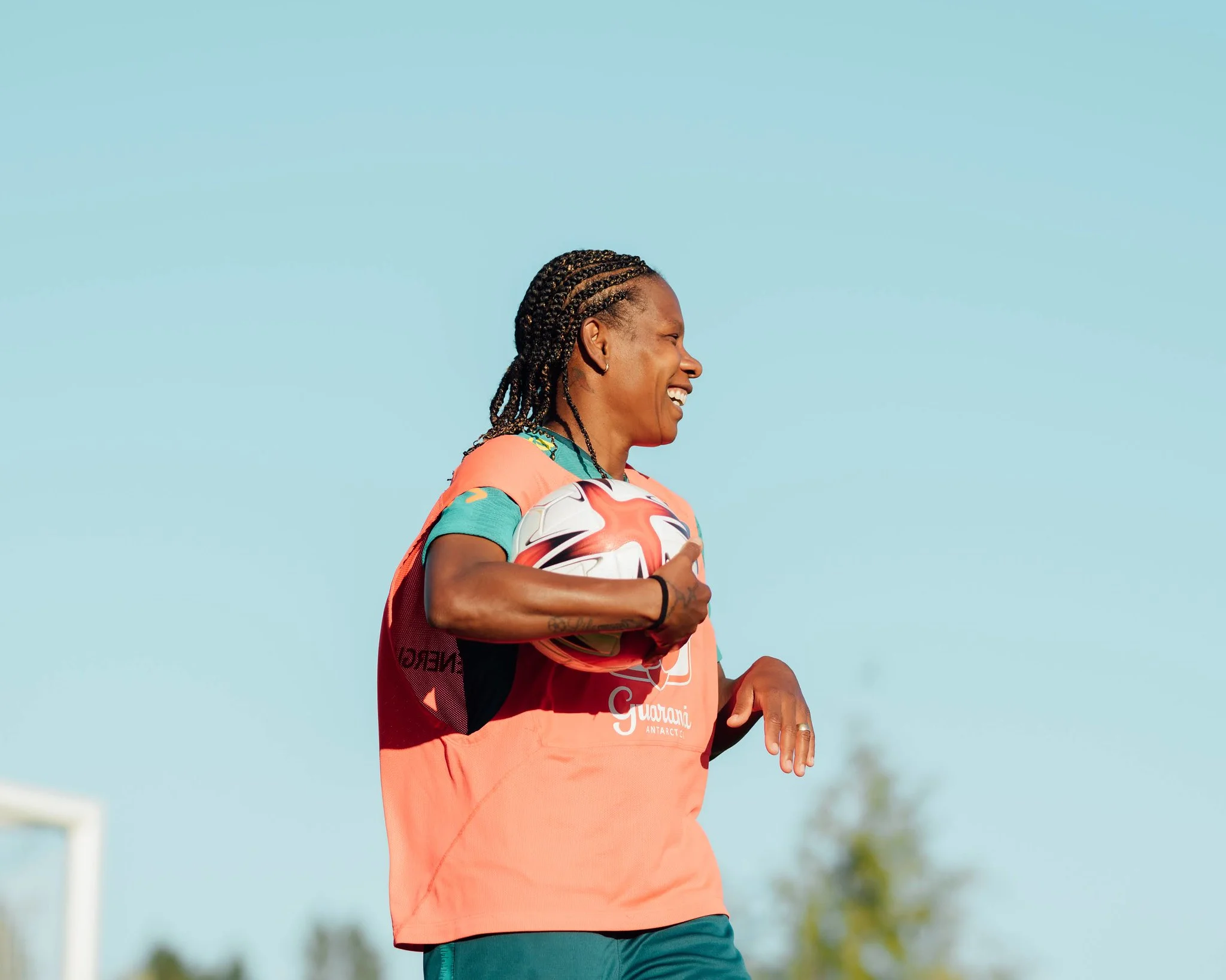 Formiga chega à sua 7ª Olimpíada e corre atrás do seu sonho no futebol feminino