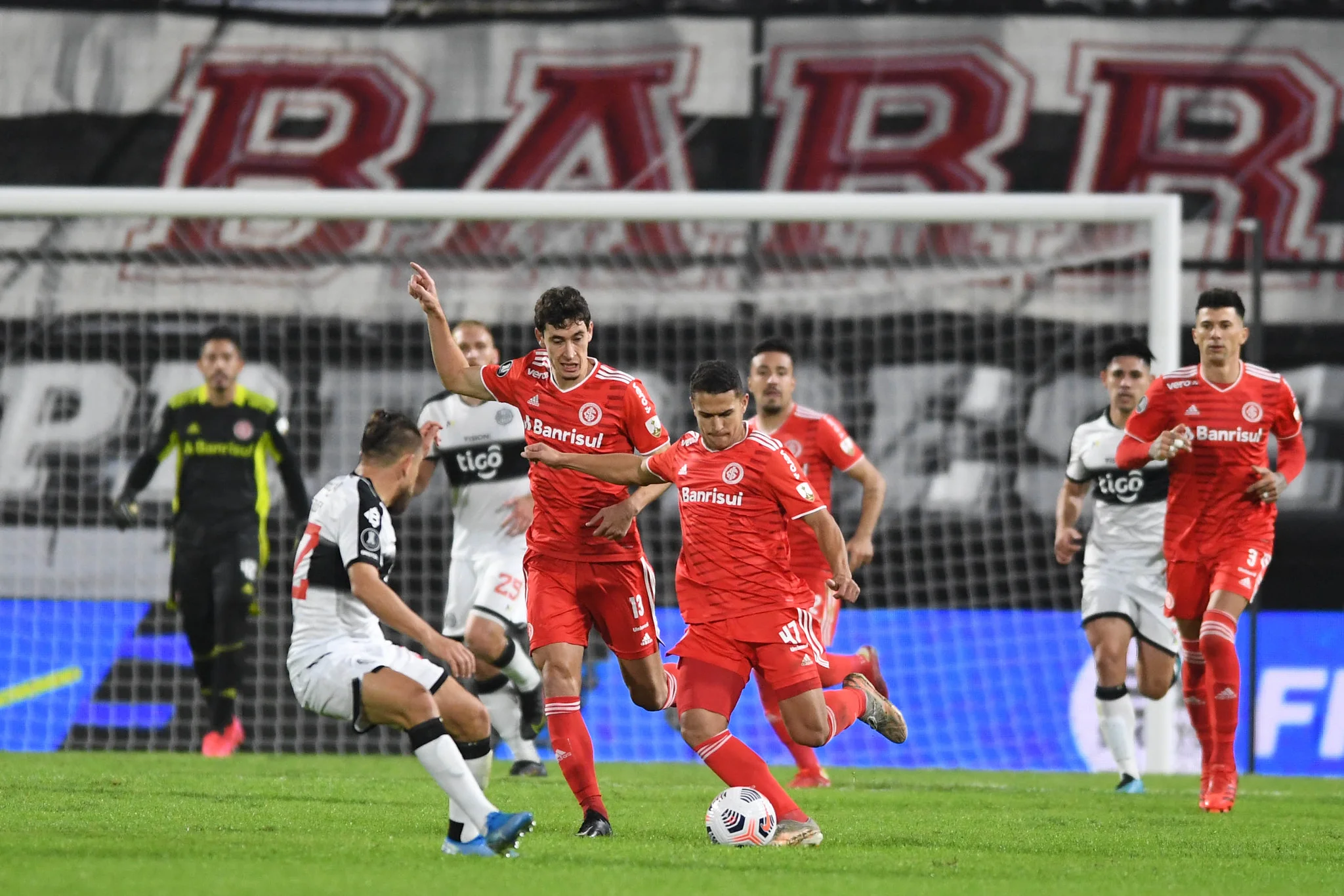 Daniel brilha e ajuda Inter a segurar empate sem gols com o Olimpia no Paraguai