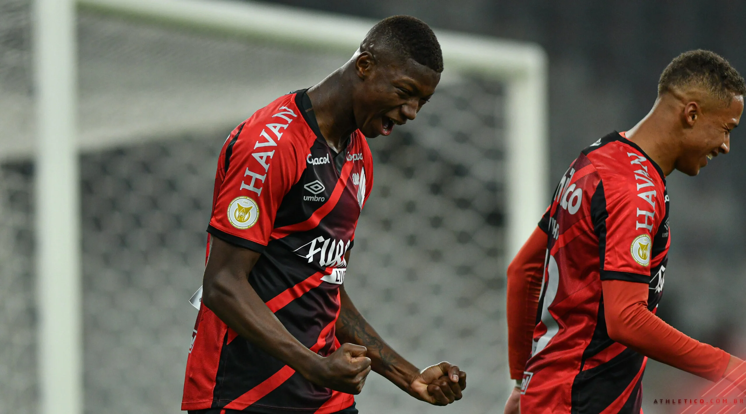 Athletico-PR derrota o Fortaleza e assume a liderança provisória do Brasileirão