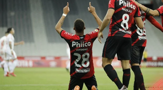 Athletico-PR se recupera no Brasileirão e ganha do Internacional por 2 a 1