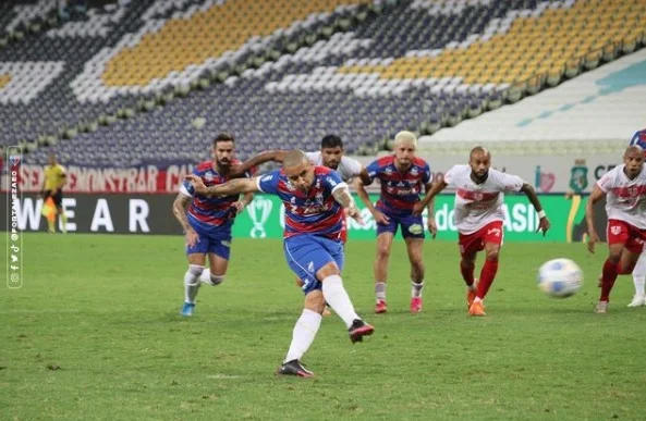 Com dois de Wellington Paulista, Fortaleza sai na frente do CRB na Copa do Brasil