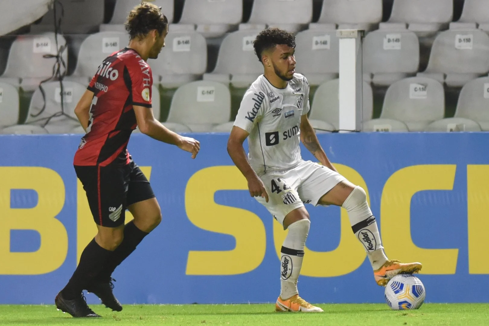 Com gol contra, Santos vence Athletico-PR na Vila e entra no G-6