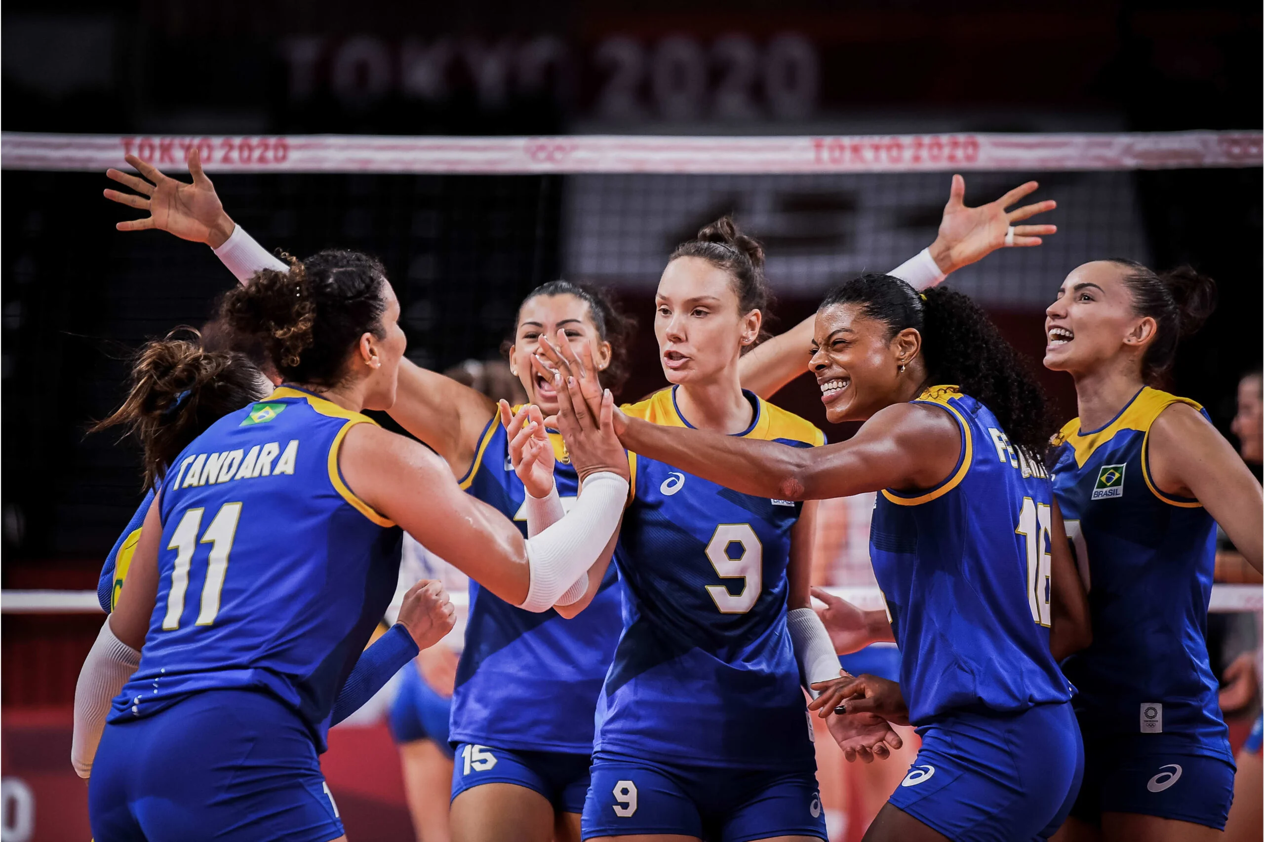 Seleção feminina de vôlei oscila, mas bate forte Sérvia e lidera grupo em Tóquio