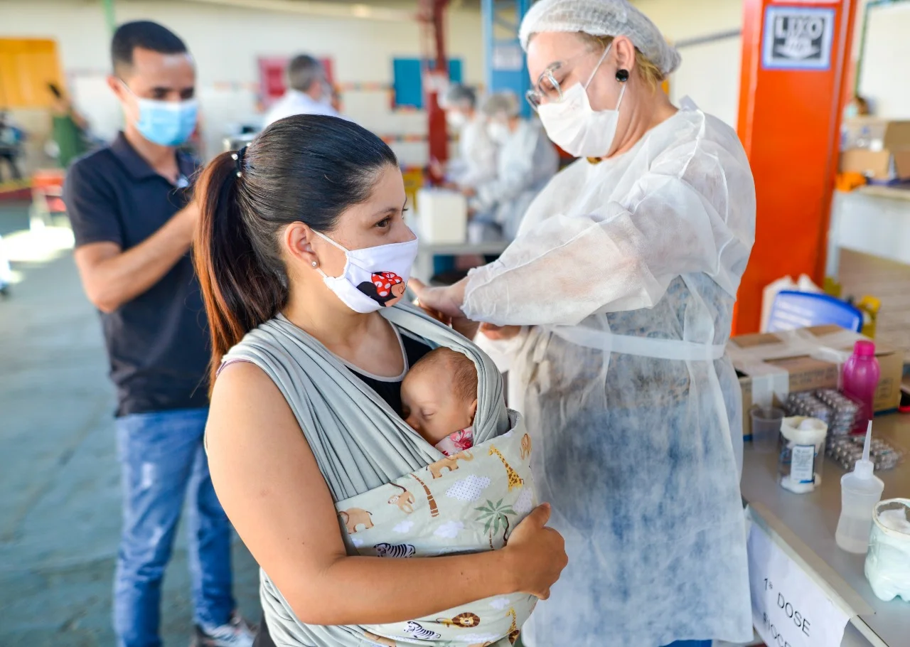 Grávidas e puérperas que tomaram 1ª dose da AstraZeneca receberão reforço da Pfizer ou CoronaVac em Goiânia